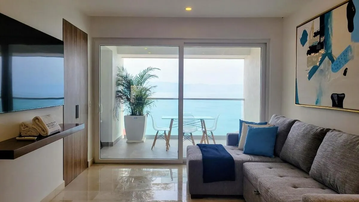 Beachfront Extra-Large 1-Bedroom Free Breakfast Puerto Vallarta Daire